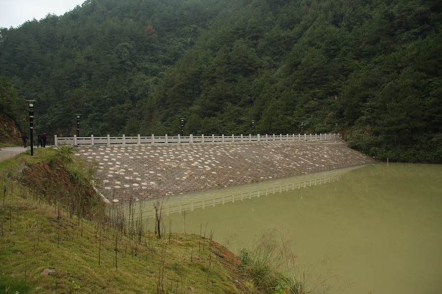 赣州市中心城区峰山应急水源主坝上游面 - 副本.jpg