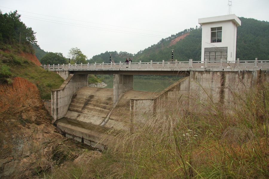 赣州市峰山应急水源副坝下游面 - 副本.jpg
